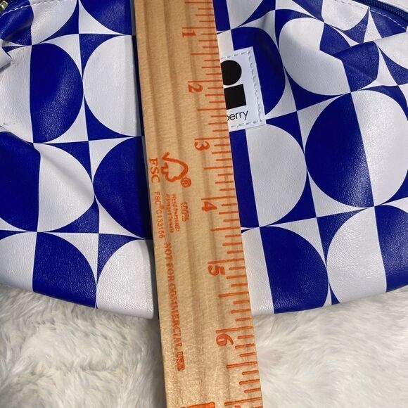 NWOT Bundle of two Estee Lauder cosmetic Bags. - Picture 10 of 14